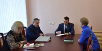Глава округа Илья Шубин встретился с Юлией Дементьевой, социальным координатором Фонда «Защитники Отечества» в Чагодощенском округе. - Чагодощенский муниципальный округ